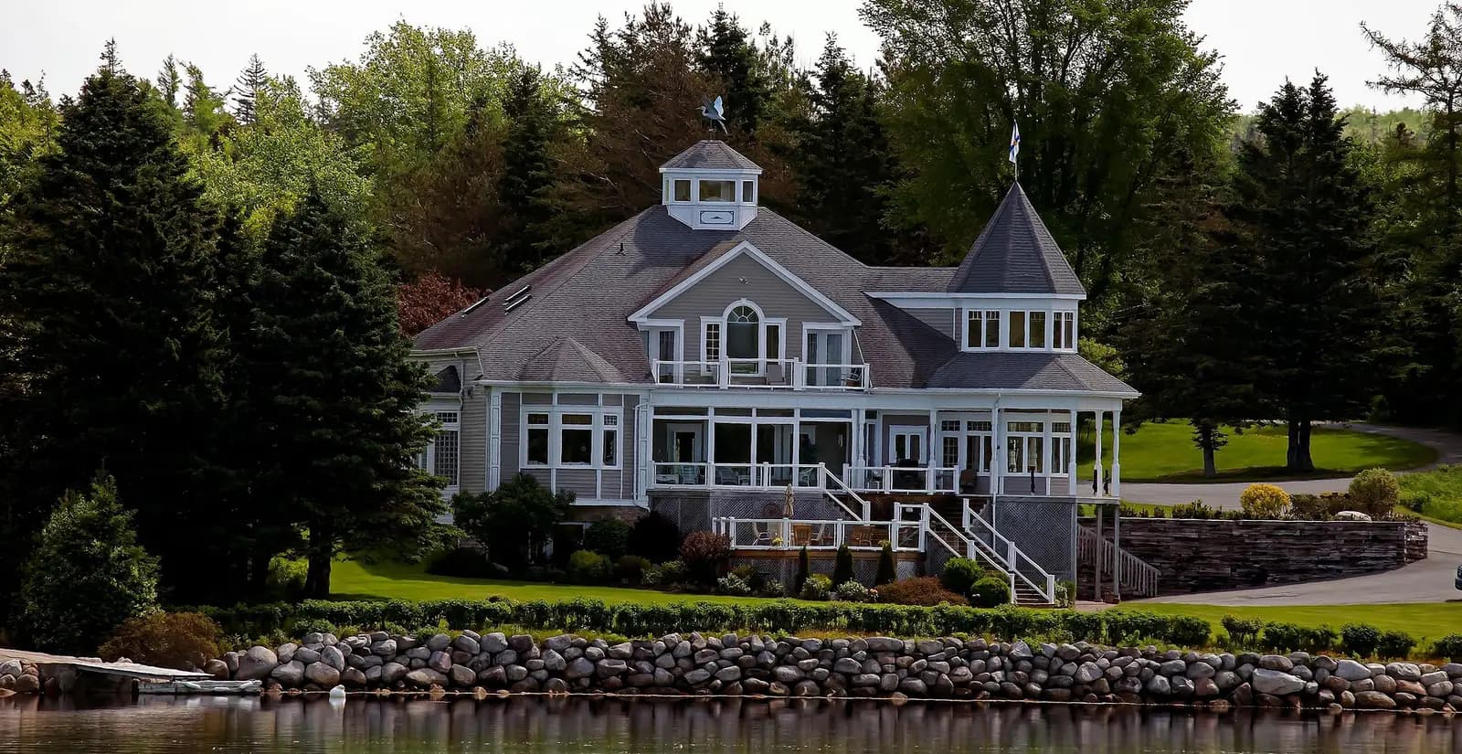 A coastal Victorian property landscaped by Cypress Landscape